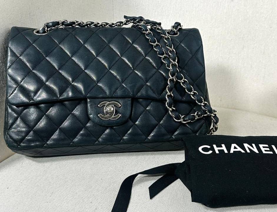 Foto de uma bolsa Chanel, uma das grifes mais caras do mundo.