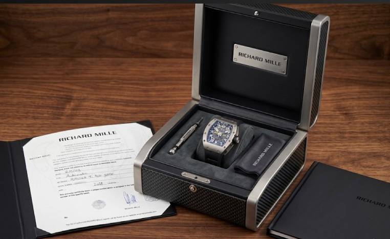 Foto de certificado, caixas e documentos de um relógio richard mille original.