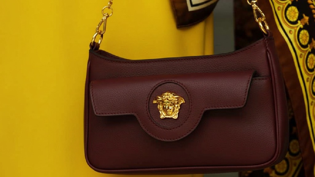 Foto de bolsa com Logo Medusa da Versace criado por Gianni Versace.