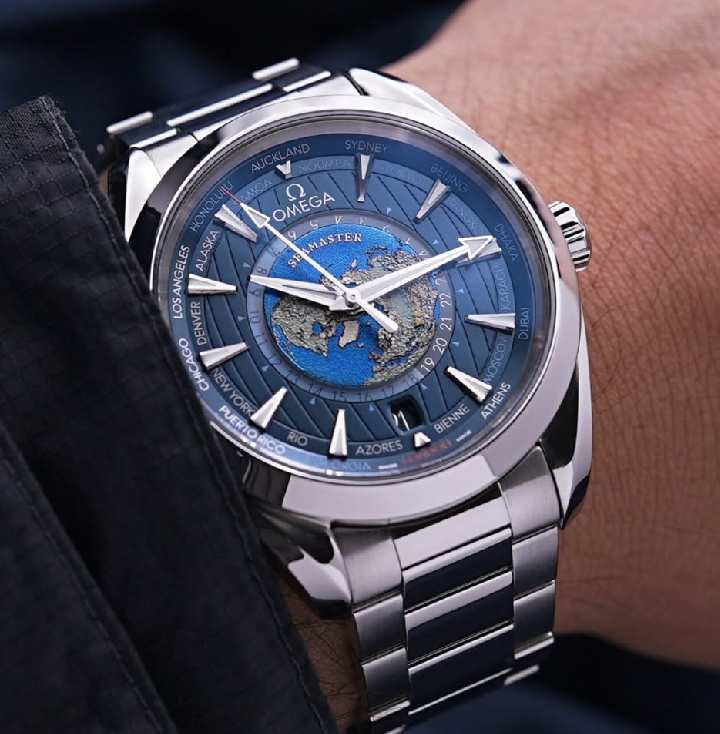 Relógio Omega Seamaster Aqua Terra 150M em aço com mostrador de linhas verticais inspirado no deck de barcos de luxo.