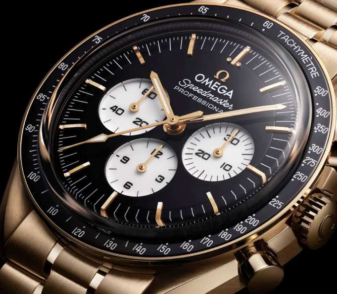 Foto de um relogio omega speedmaster icônico em ouro.