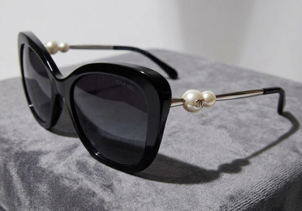 Óculos Chanel Pearl CC
