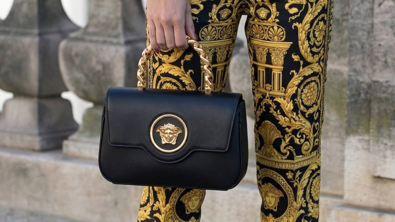Entenda por que a Nova Campanha da Versace La Vacanza 2026 está agitando o mundo da moda. Confira os cliques de Steven Meisel para a grife.