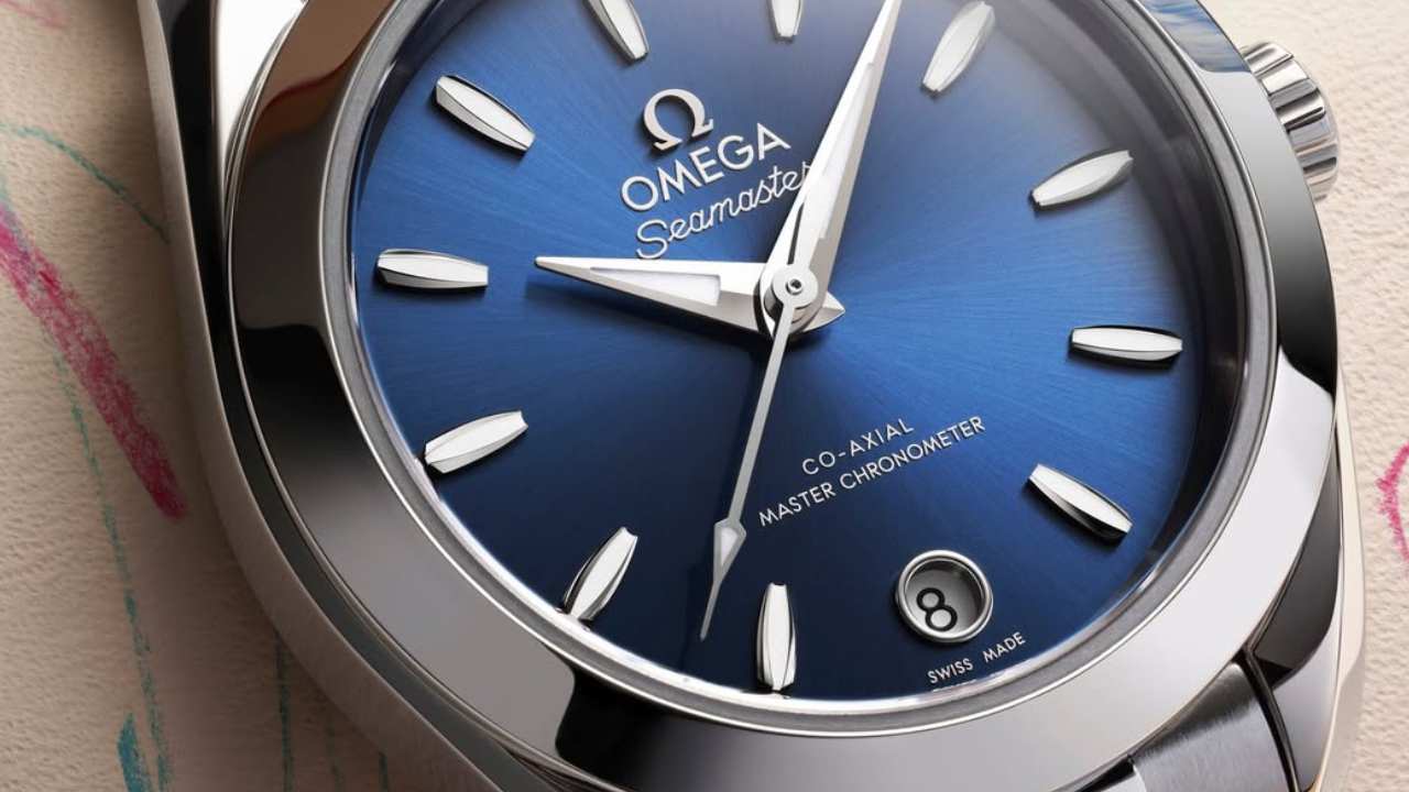 Relógio Omega Seamaster com mostrador sofisticado e pulseira de aço inox, modelo icônico da Omega reconhecido pelo design esportivo e elegância suíça.