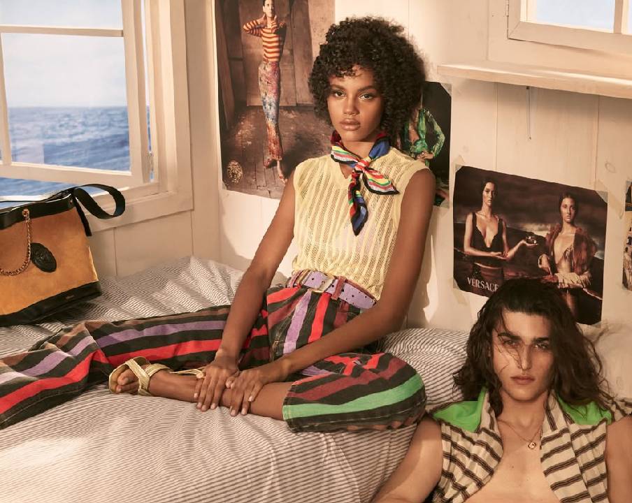 Glamour, maximalismo e referências de arquivo: a campanha La Vacanza 2026 da Versace revisita o passado da marca com olhar atual.