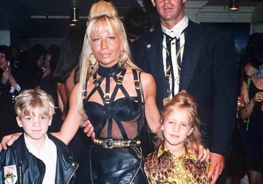 Foto de Donatella Versace com seus filhos Allegra Versace e Daniel Versace ainda pequenos, sobrinhos do estilista Gianni Versace
