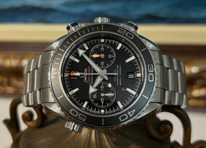 Relógio Omega Seamaster Planet Ocean 600M com design robusto para mergulho profissional, caixa grande em aço, luneta de cerâmica e mostrador esportivo inspirado em relógios de alta performance subaquática.