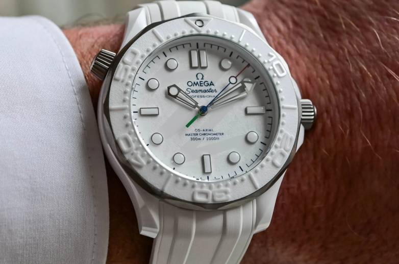 foto de relógio branco da omega lançamento 2026.