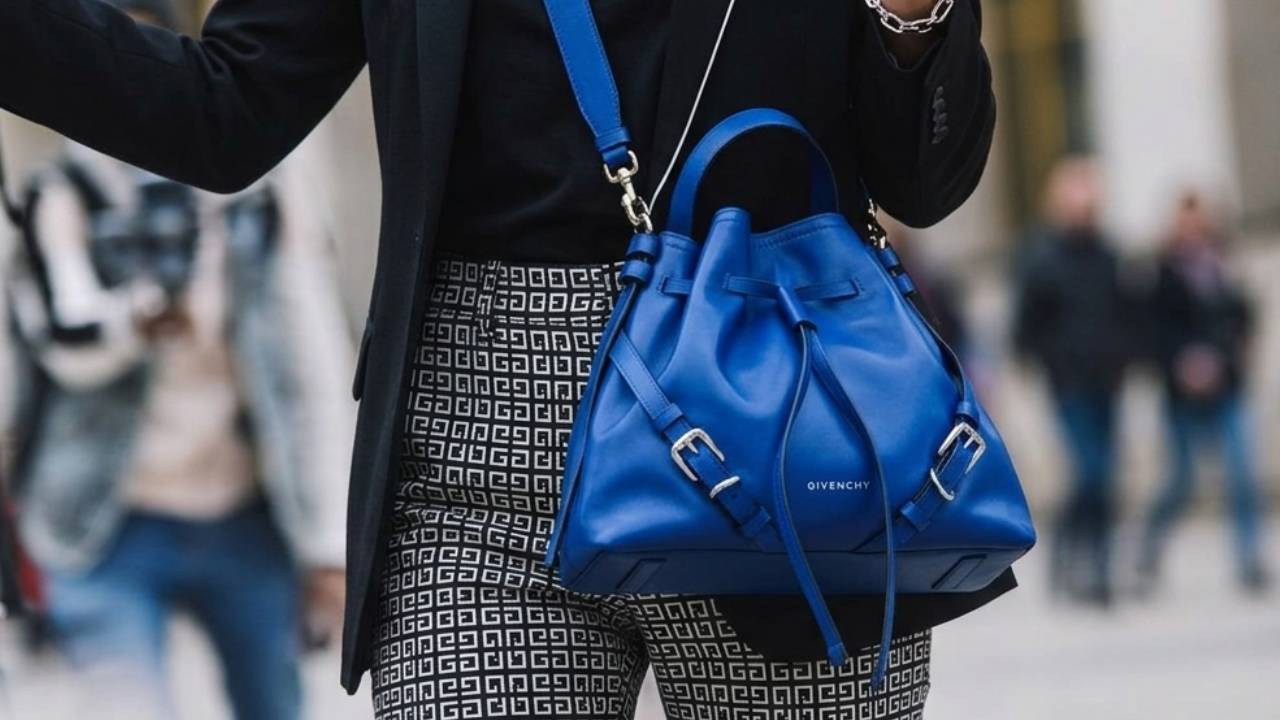 Nova bolsa da Givenchy promete conquistar fashionistas: saiba tudo sobre a Voyou Bucket Bag e a nova fase da maison francesa.