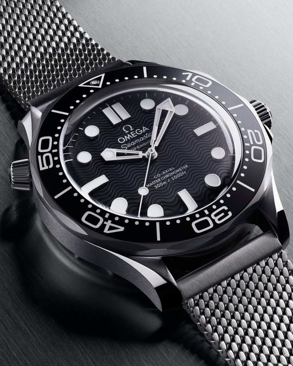 Relógio Omega Seamaster 300 com mostrador retrô, ponteiros vintage e caixa de 41 mm inspirada no modelo original de mergulho de 1957.