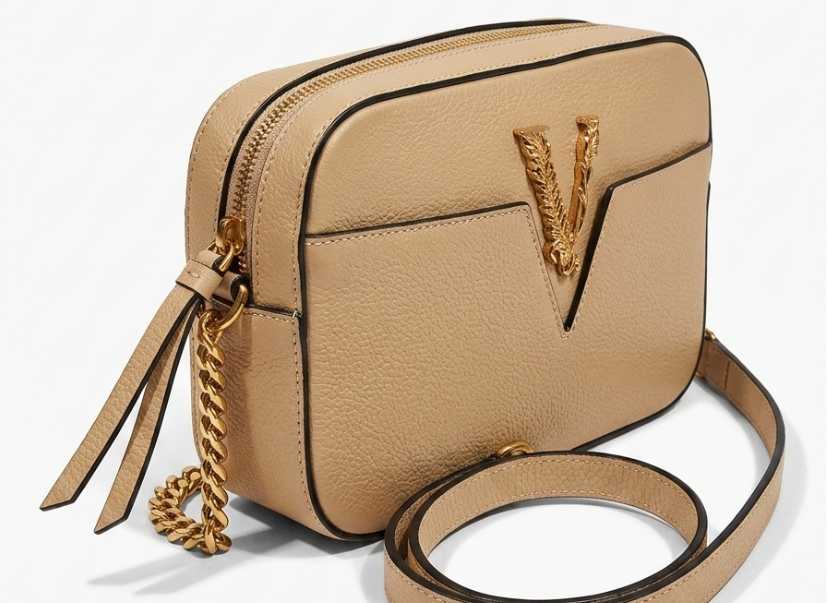 Foto da Bolsa Versace Virtus Camera original com símbolo V metálico barroco dourado,