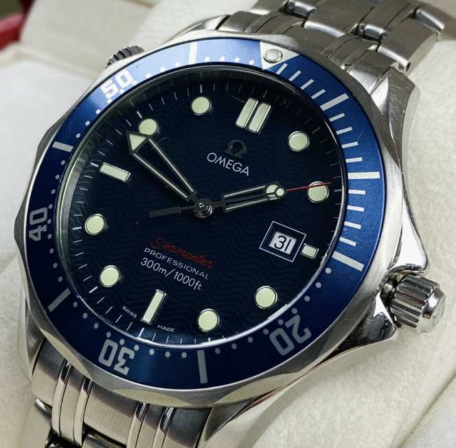Foto de relógio omega seminovo.