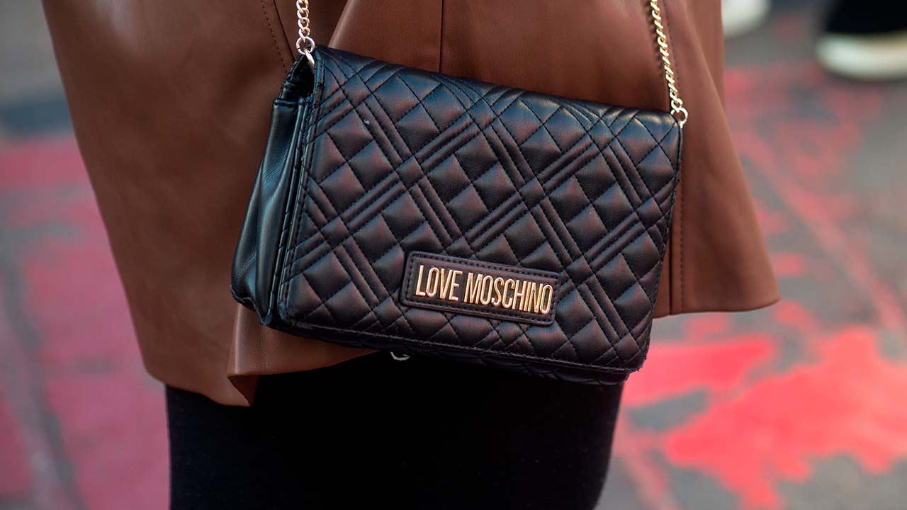 Adrian Appiolaza Deixa a Moschino: O Que Significa Esta Saída para a Moda de Luxo
