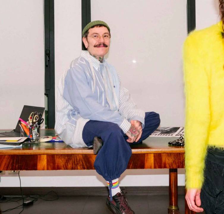 Adrian Appiolaza que deixou a direção criativa da Moschino.