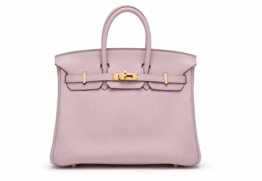 Bolsa Hermès Birkin Mauve Pale em couro Swift com ferragens douradas, apresentando tom lilás suave e acabamento elegante em fundo branco.