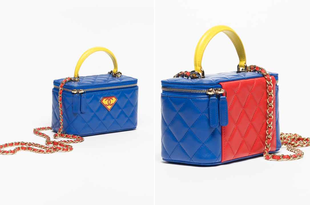 Bolsa Vanity Case Superman da Chanel em couro, com detalhes nas cores azul, vermelho e amarelo e o logo duplo C da Maison Chanel, integrante da coleção inspirada no Superman e lançada no desfile Métiers d'Art 2026.