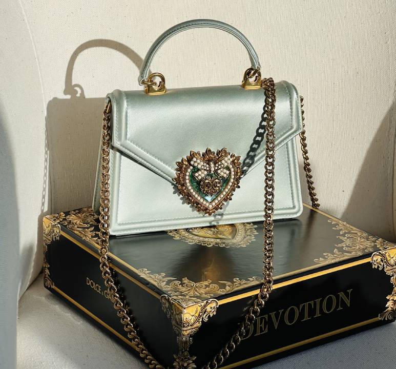 Bolsa dolce e gabbana devotion com o sagrado coração incrustado de pérolas.