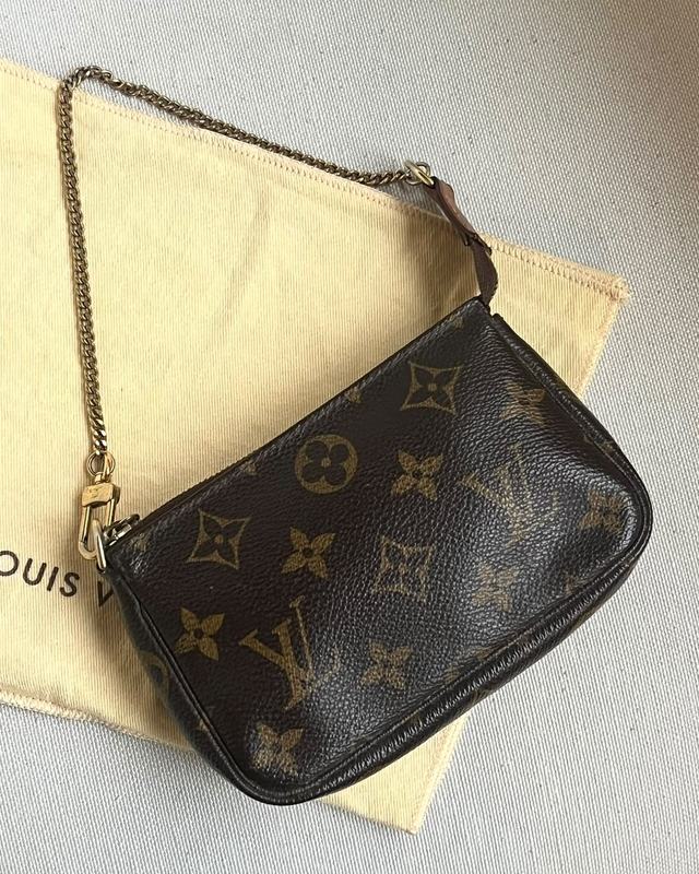 Bolsa Louis Vuitton Pochette Accessories. Clique na imagem e confira mais modelos da marca!