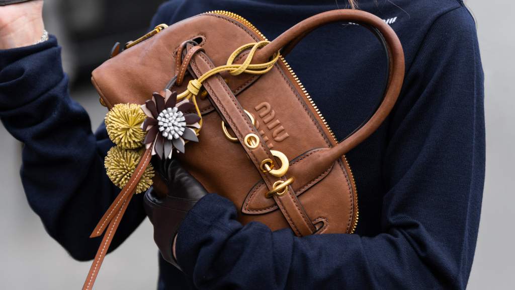 Bolsas Miu Miu Wander e Arcadie em couro matelassê, guia completo de modelos, preços e onde comprar seminova em 2026