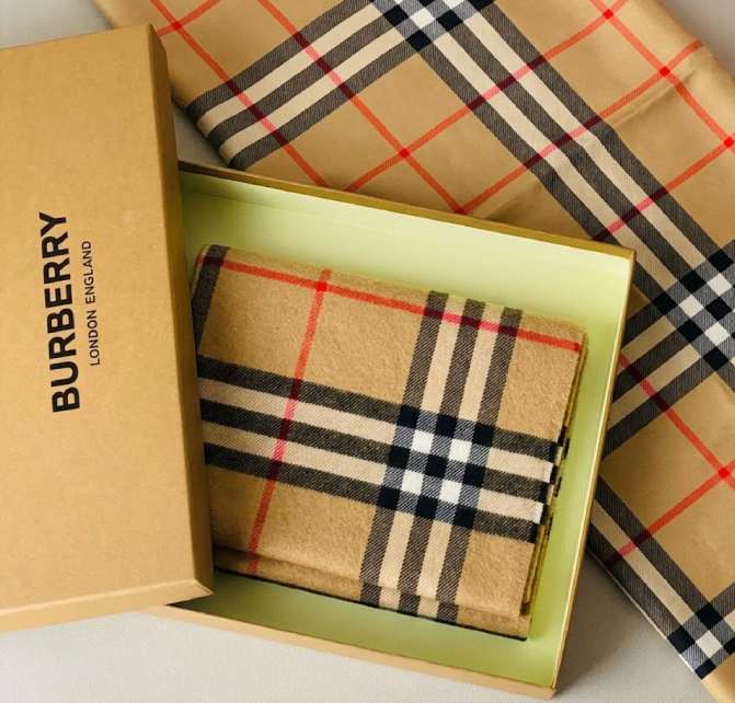 Cachecol de cashmere com o icônico xadrez Burberry nas cores bege, preto, vermelho e branco — a estampa mais reconhecível da grife britânica.