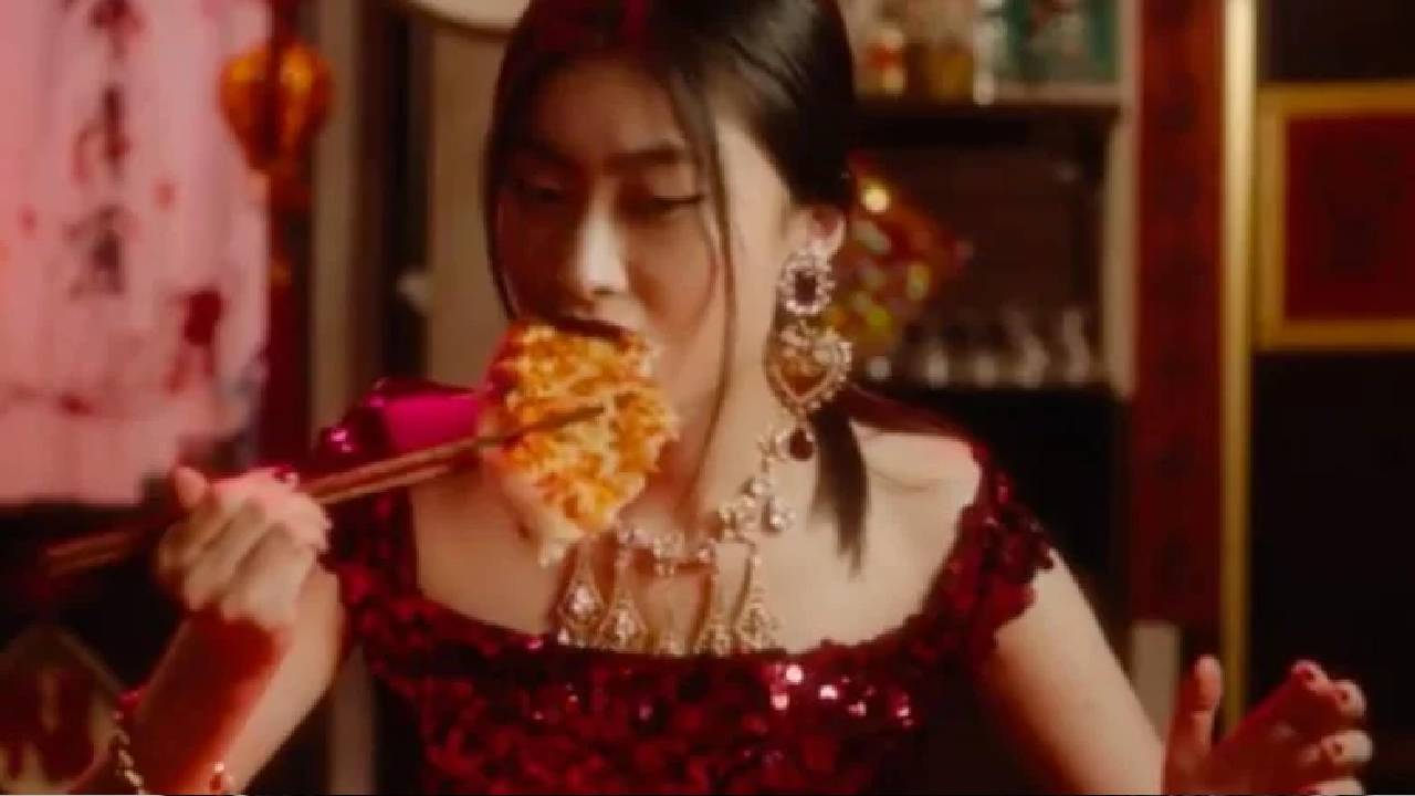 Modelo chinesa comendo macarrão com hashi na campanha dolce & Gabbana para divulgar desfile em xangai.