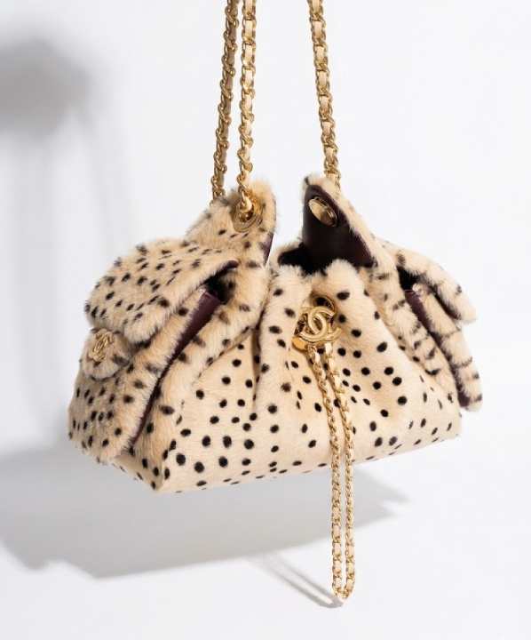 Chanel 25 mini revestida de pelúcia com estampa animal print a bolsa mais desejada da coleção Chanel 26A de Matthieu Blazy.