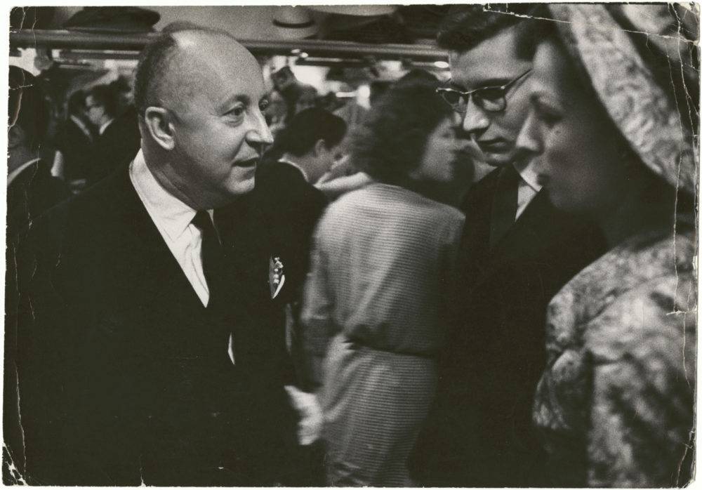 Yves Saint Laurent jovem ao lado de Christian Dior nos anos 1950, início de sua carreira na alta costura
