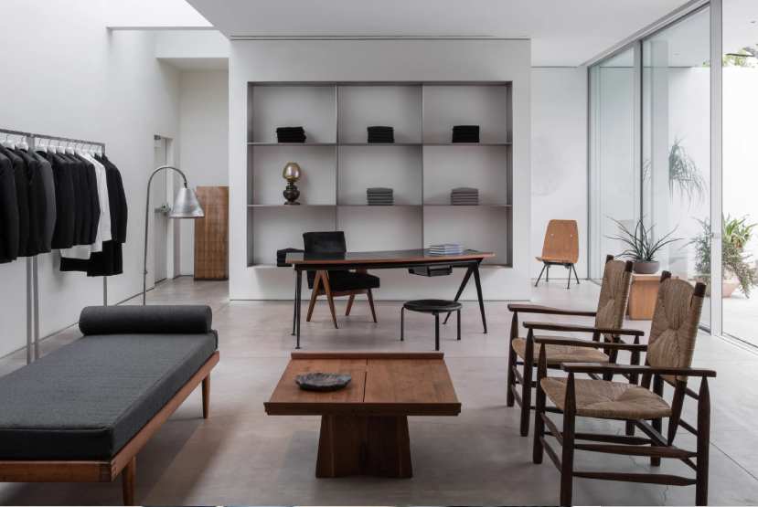 Interior da loja The Row em Nova York: ambiente minimalista sem logos, expondo peças de alfaiataria de luxo
