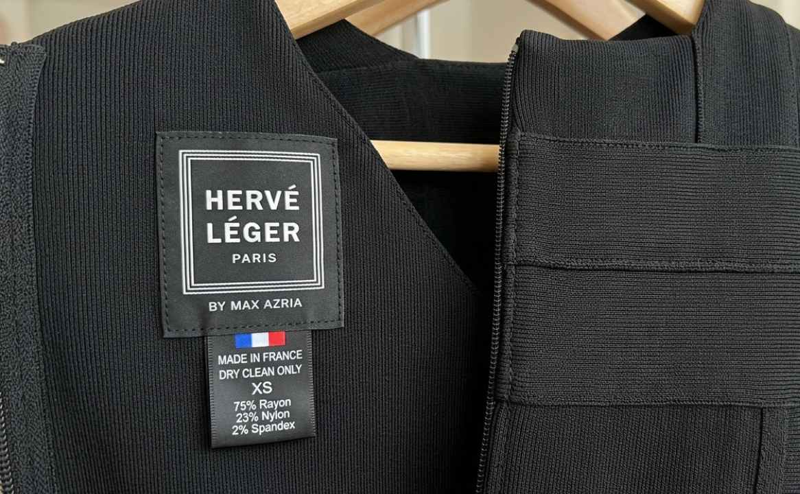 Foto de etiquqeta interna e costuras de um vestido hervé léger original.