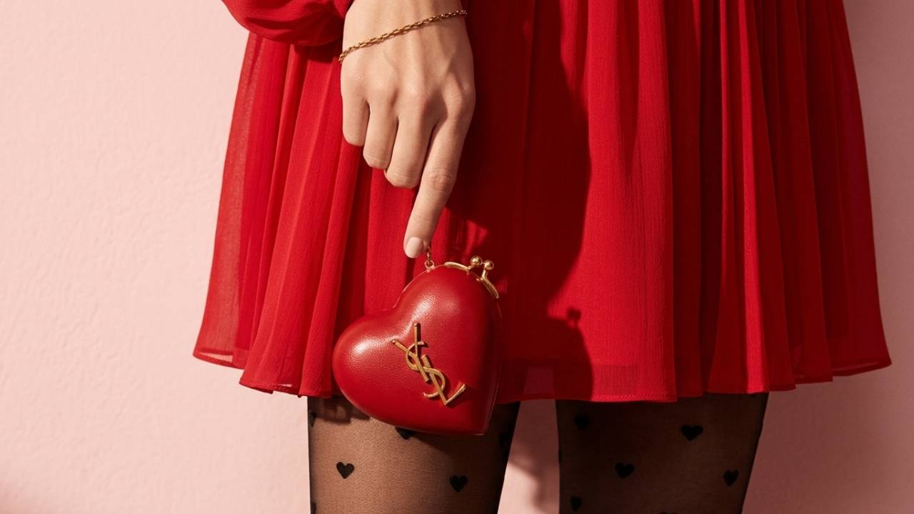 Descubra os melhores presentes Saint Laurent para o Dia dos Namorados 2026. Bolsas e sapatos de luxo que unem sofisticação e exclusividade.