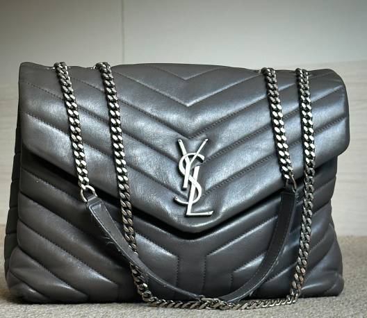 Bolsa Saint Laurent LouLou feminina em couro matelassado preto com logo YSL dourado, modelo de luxo ideal para presentear no Dia dos Namorados 2026.