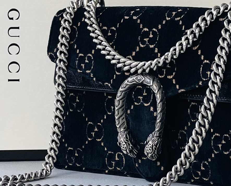 Foto do detalhe da camurça usada em bolsa gucci dionysus original.