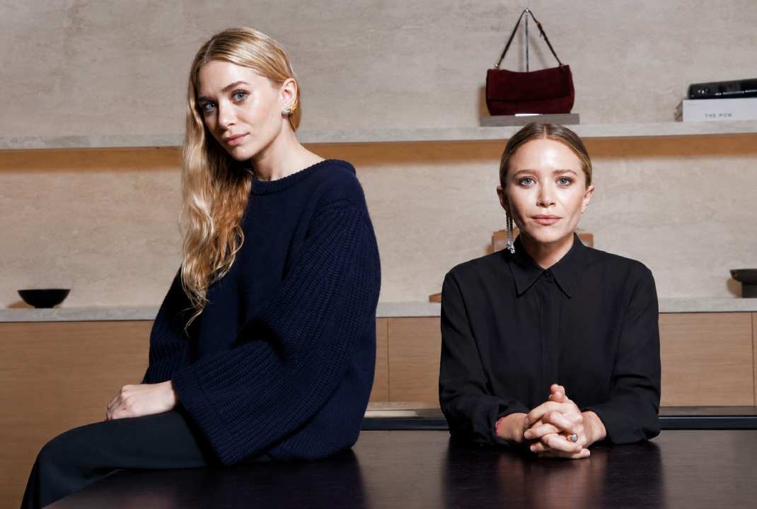 Mary-Kate e Ashley Olsen, fundadoras da marca de luxo The Row, em look minimalista