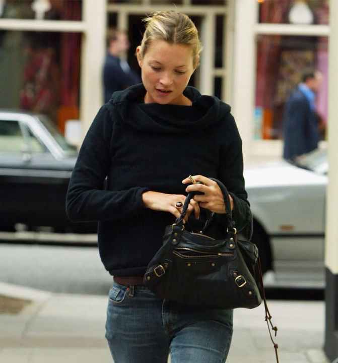 Kate Moss com a bolsa balenciaga city.