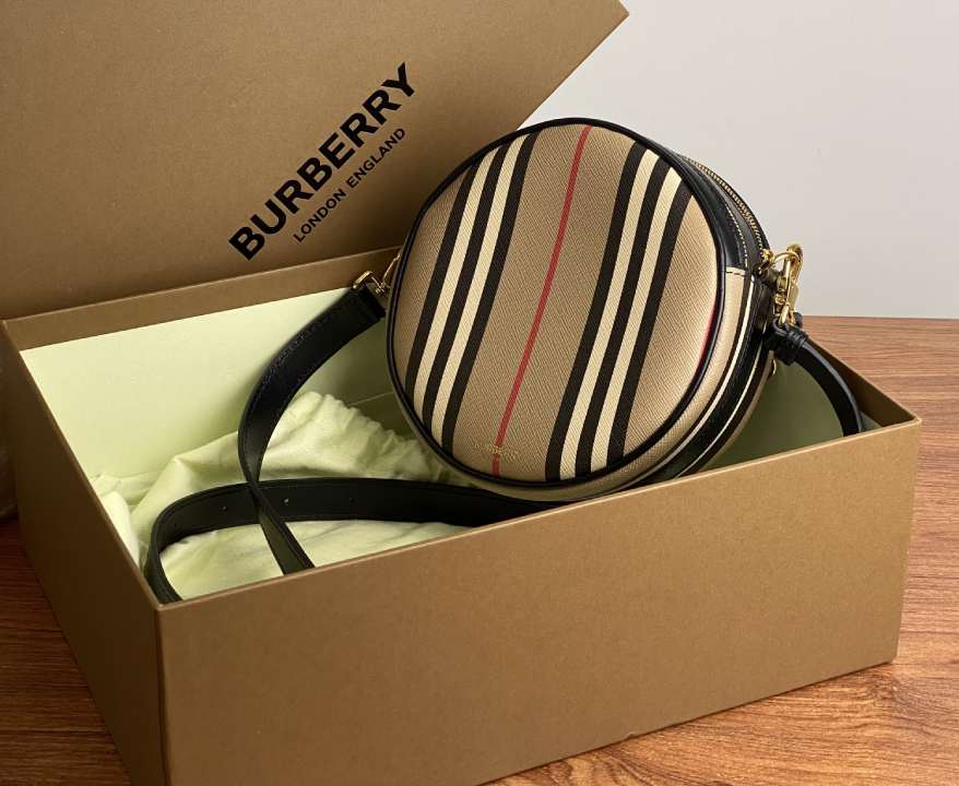 Bolsa Burberry usada (segunda mão) com caixa e embalagem original.