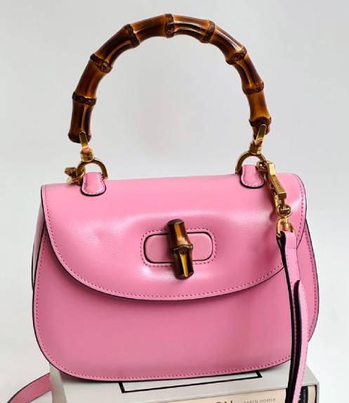 Detalhe do couro liso vitela da bamboo, um dos materiais de bolsas gucci mais resistentes.