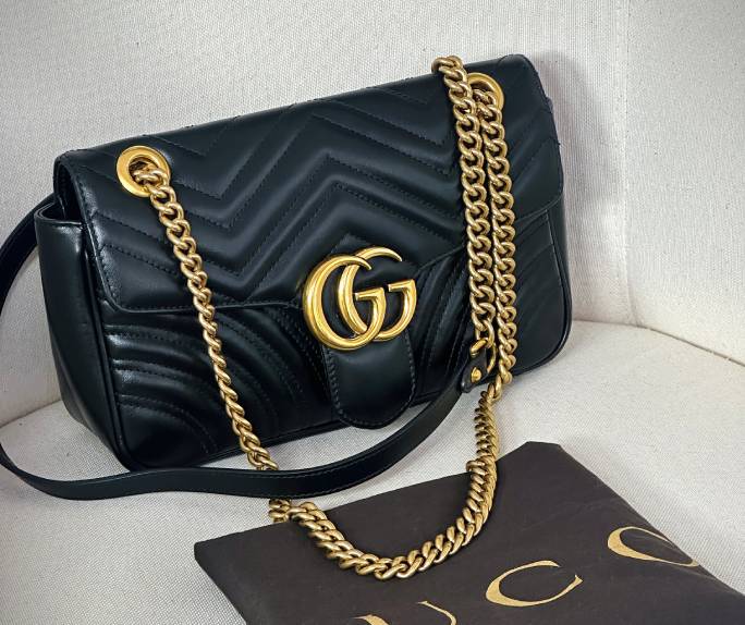 detalhes do O couro matelassê chevron da Gucci Marmont.