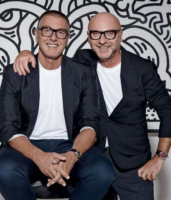 os estilistas steffano gabbana e domenico dolce conehcidos por se envolverem em polêmicas na moda.