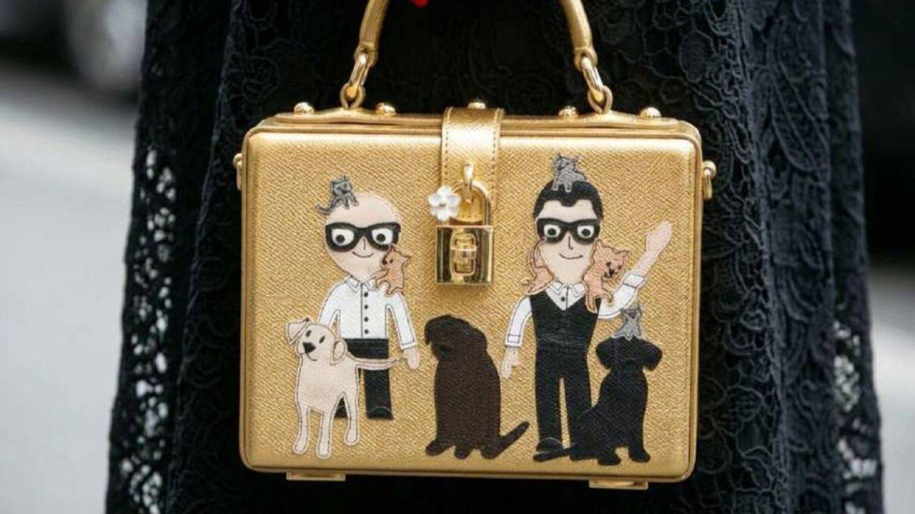 bolsa dolce e gabbana com estampa de domenico dolce e steffano gabbana.