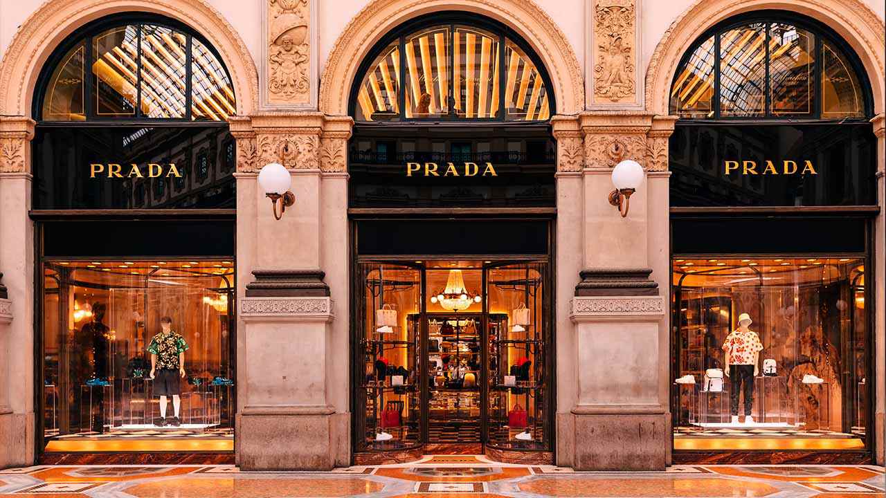 fachada da Prada Galleria em Milão.