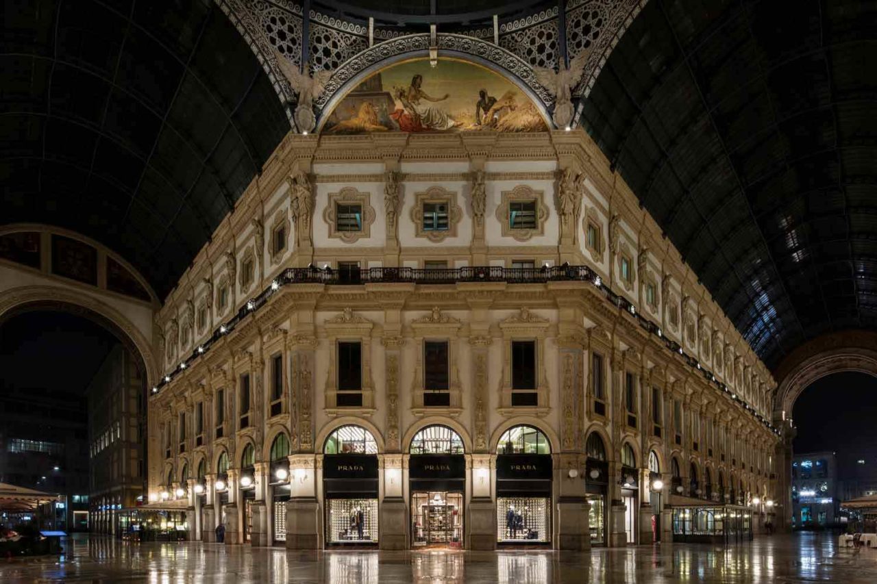 fachada da Prada Galleria em Milão.