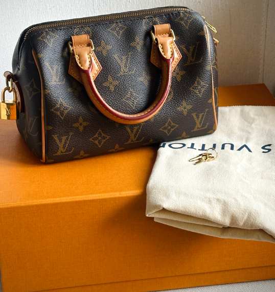 Foto de bolsa de luxo louis vuitton em mercado second hand para primeiro investimento em acessórios de grife.