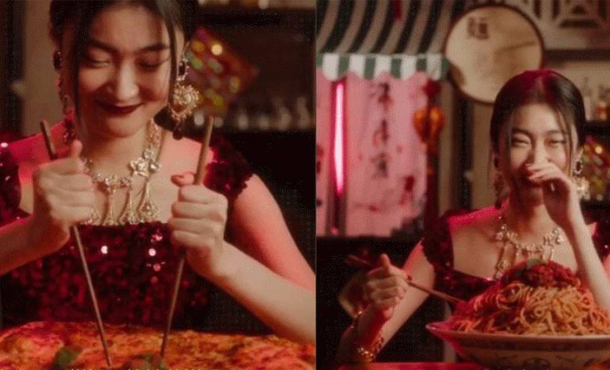 Campanha com modelo chinesa comendo macarrão com hashi que resultou na dolce & gabbana cancelada.