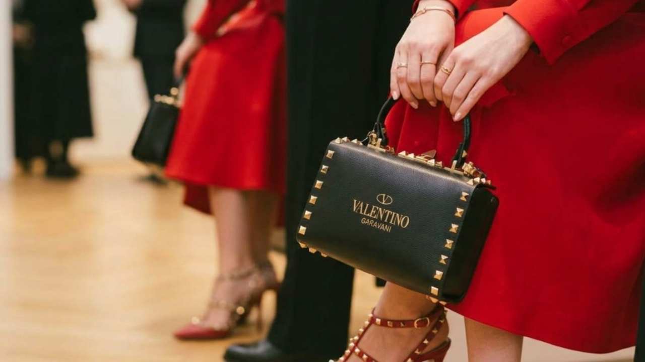 Valentino é a maison; Valentino Garavani é a linha de acessórios. Entenda a diferença, o que mudou em 2026 com Alessandro Michele e onde comprar no Brasil.