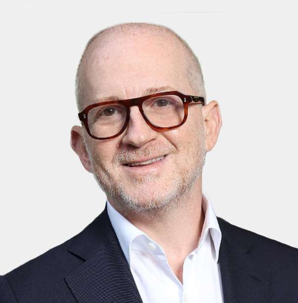 Joshua Schulman, CEO da Burberry, em retrato oficial da marca britânica de luxo Burberry.