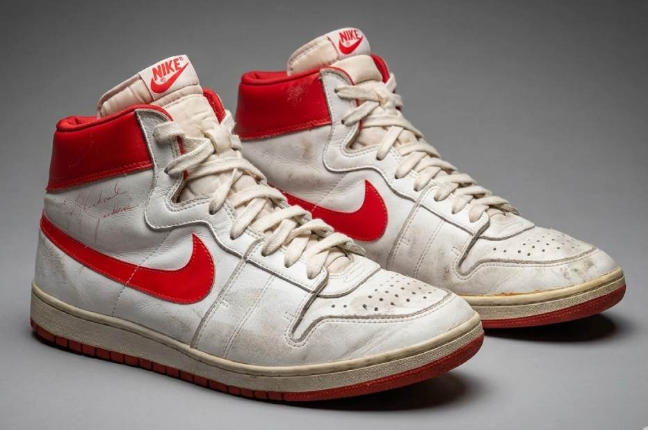 Nike Air Ship de 1984 usado por Michael Jordan em sua temporada de estreia na NBA — um dos sneakers esportivos mais valiosos já leiloados no mundo, vendido por US$ 1,47 milhão