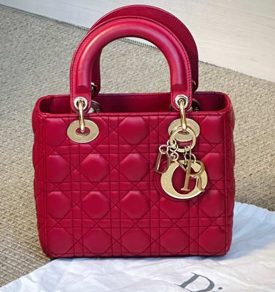 Foto de mini lady dior uma das dicas de primeira bolsa de luxo para 2026.