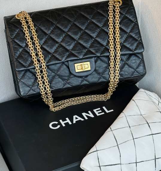 Foto de bolsa chanel 2.55 clássica para quem busca uma primeira bolsa de luxo em 2026.