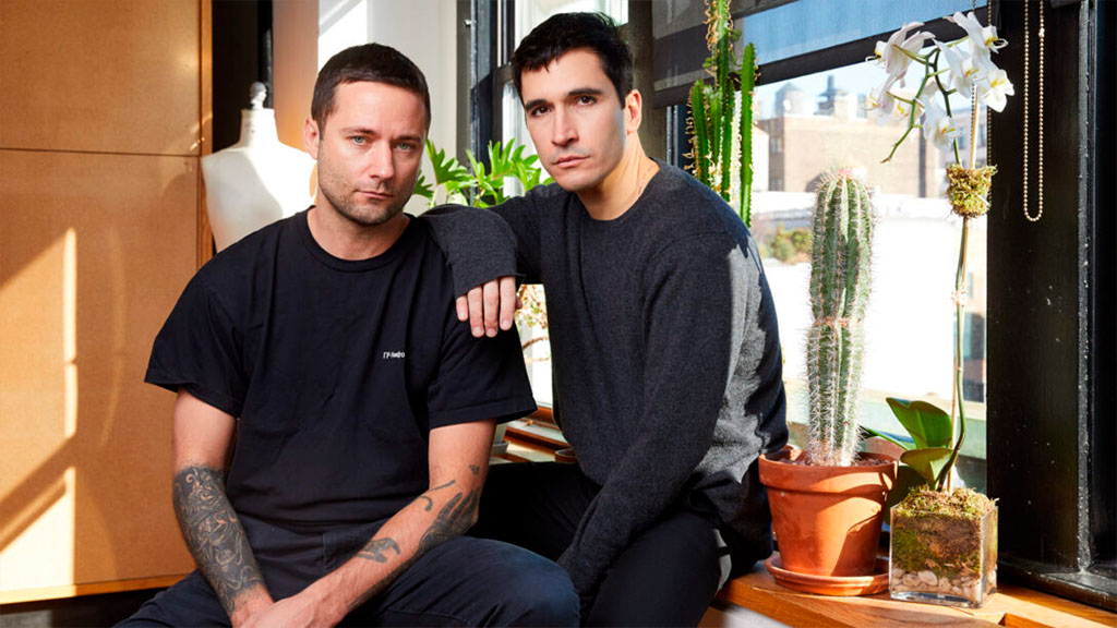 A dupla, ex-proenza schouler, Jack McCollough e Lazaro Hernandez, atuais estilistas da loewe.