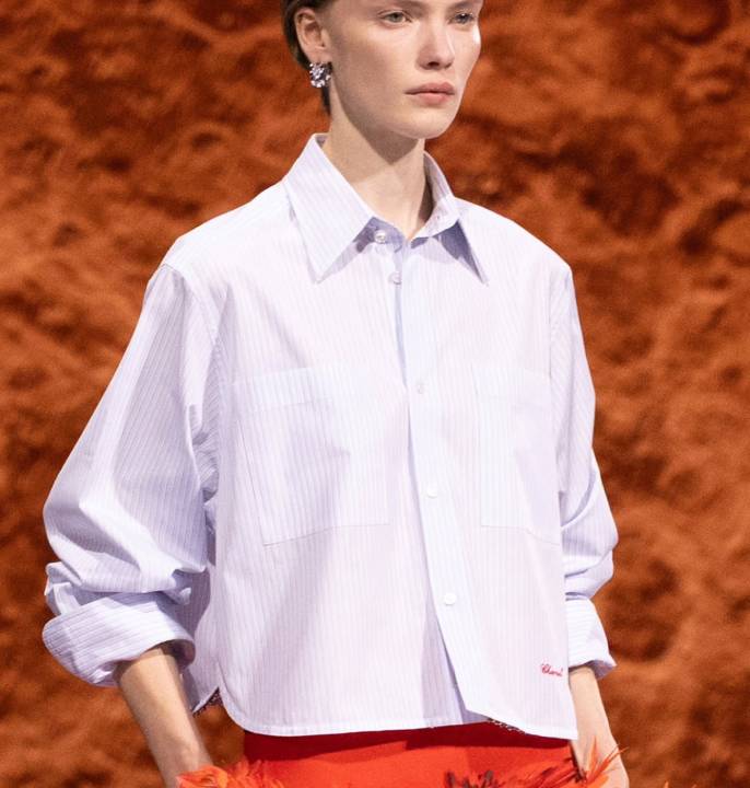Look desfile Chanel com camisa por Matthieu Blazy.